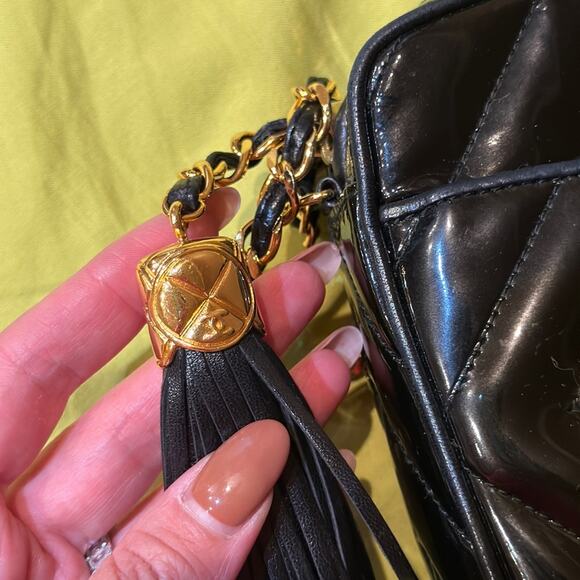 Chanel vintage camera bag, comes with card (need to find) - Picture 5 of 12